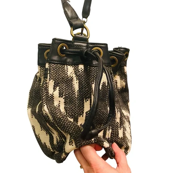 Lucky Brand Womens Bali Hai Sling Fabric Purse Black/White Geometric Pattern - Picture 7 of 14